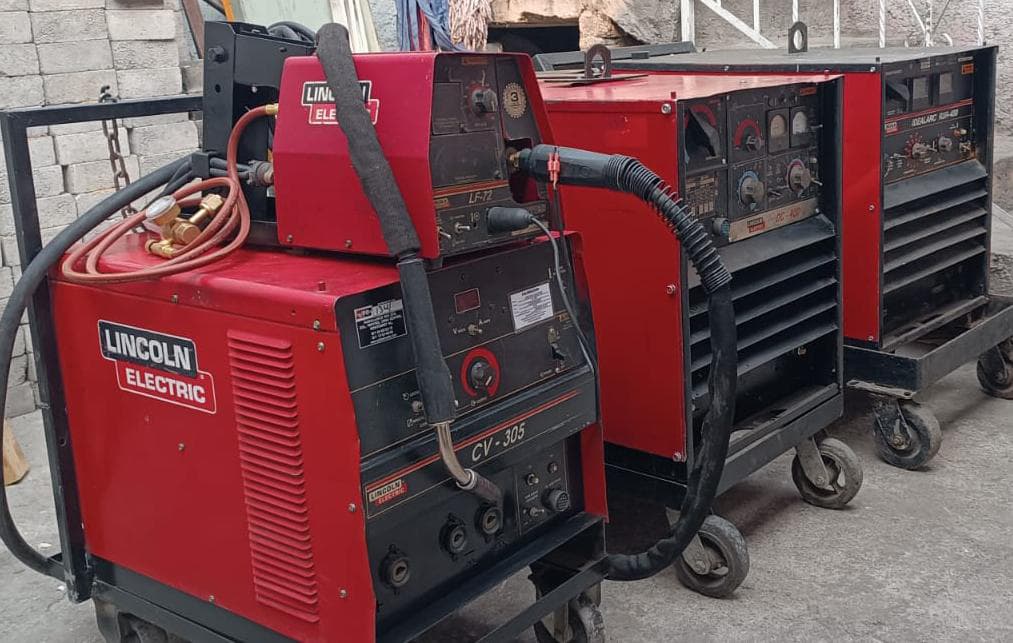 Renta de Soldadoras Eléctricas Industriales Lincoln Electric Idealarc Cv305/400 Trifásica 220/440 vlts para alambre solido 0.35 y tubular 0.45/1-16